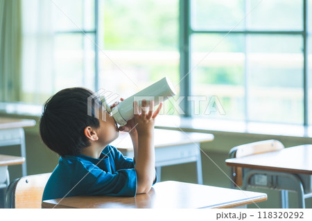 水分補給をする子供 118320292