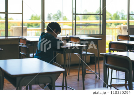 小学生と教室 118320294