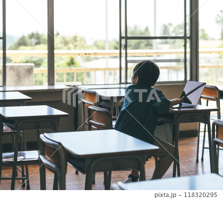 小学生とPC 小学生とPC 118320295