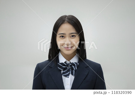 カメラ目線で笑顔の女子高校生　ポートレート　撮影協力：有明教育芸術短期大学 118320390