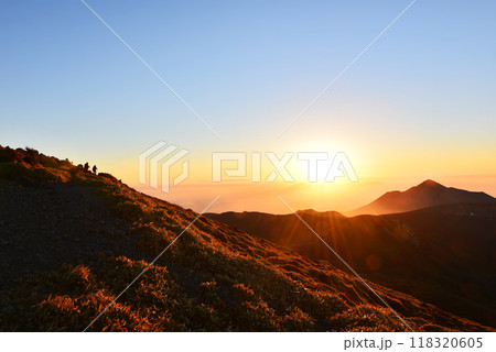 韓国岳から見た高千穂と日の出 118320605