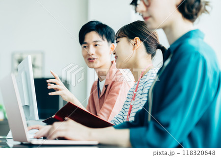 オフィスで働く若いエンジニア オフィスで働く若いエンジニア 118320648