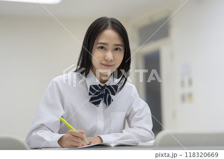 勉強する女子高校生　カメラ目線　撮影協力：有明教育芸術短期大学 118320669
