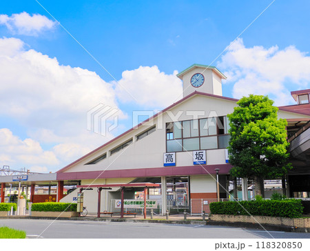 晴れた青空と東武鉄道東上本線高坂駅の西口・埼玉県東松山市 晴れた青空と東武鉄道東上本線高坂駅の西口・埼玉県東松山市 118320850