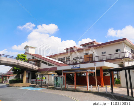 晴れた青空と東武鉄道東上本線高坂駅の西口・埼玉県東松山市 118320851