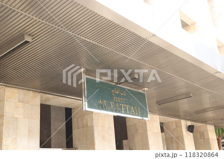 ジャカルタの看板 118320864