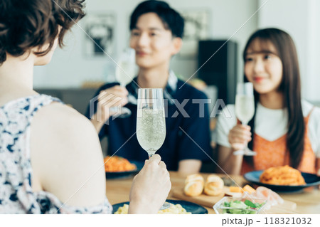 レストランで食事する若い男女 レストランで食事する若い男女 118321032
