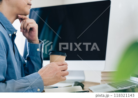 パソコンの前で悩む男性 パソコンの前で悩む男性 118321143