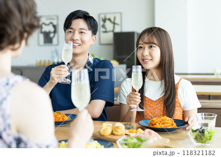 レストランでランチをする若い男性 118321182