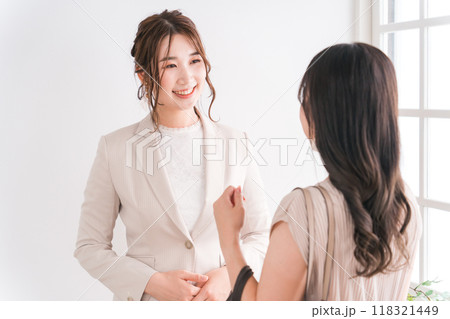 接客するブティック・アパレルショップの従業員女性 接客するブティック・アパレルショップの従業員女性 118321449