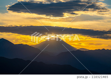 【夕焼け素材】高尾山から見た日の入り・ダイヤモンド富士【東京都】 118321465