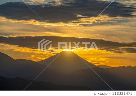 【夕焼け素材】高尾山から見た日の入り・ダイヤモンド富士【東京都】 118321473