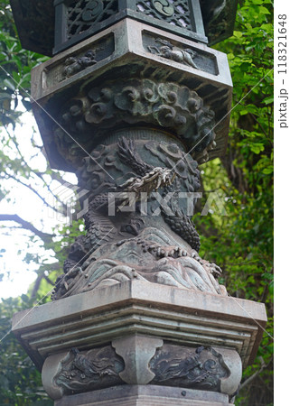 鞆の浦沼名前神社参道の青銅燈籠-3 鞆の浦沼名前神社参道の青銅燈籠-3 118321648