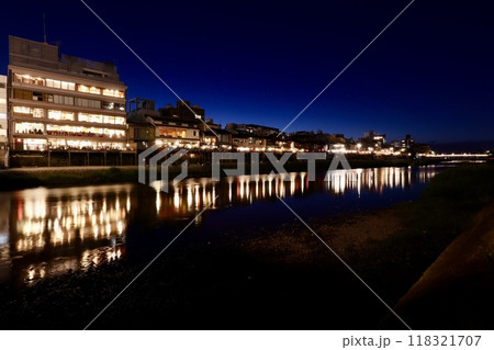 古都鴨川河畔の納涼床 118321707