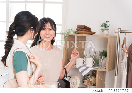 アパレルショップ・雑貨屋で買い物をする女性客 アパレルショップ・雑貨屋で買い物をする女性客 118321727