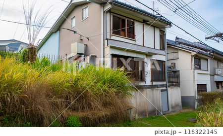 朽ちた空き家。 朽ちた空き家。 118322145