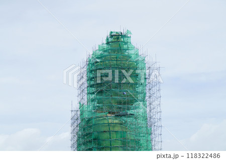 修繕中のバンコクにある寺院「ワット・パクナム・パーシーチャルン」の巨大仏像 118322486