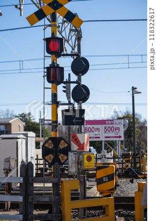ローカル線に設置された踏切の遮断機 118322617