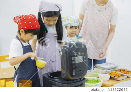 食育　調理実習イメージ 118322655