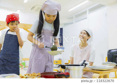 食育　調理実習イメージ 118322670