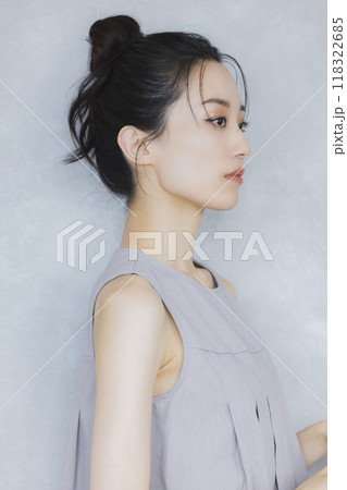 グレーのノースリーブの女性 グレーのノースリーブの女性 118322685