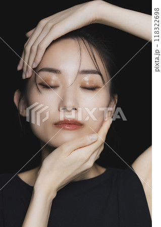 黒背景の女性　 118322698