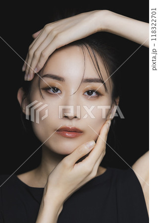 黒背景の女性 黒背景の女性 118322701