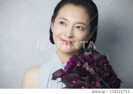 ドレスアップしたミドル女性 ドレスアップしたミドル女性 118322751