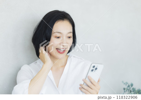 スマホを見るミドル女性 118322906