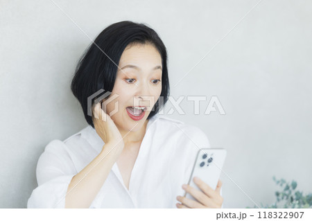 スマホを見るミドル女性 118322907