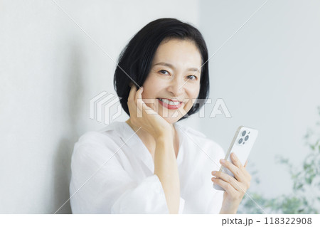 スマホを見るミドル女性 118322908