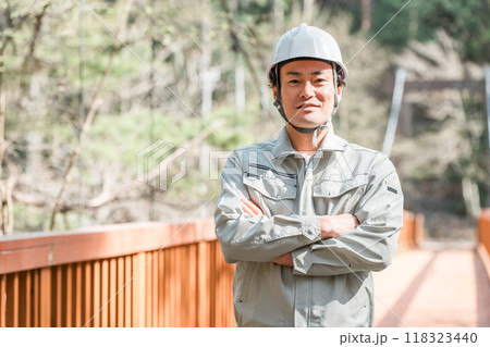 林業・環境保護・工事現場にいる作業着の男性 118323440