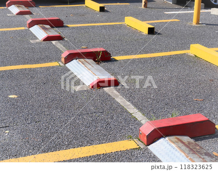 フラップ式駐車場のロック板 118323625