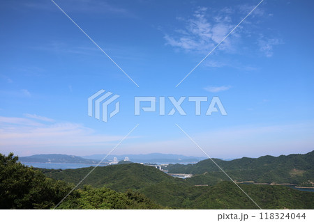 抜けるような青空の下の徳島の海 118324044