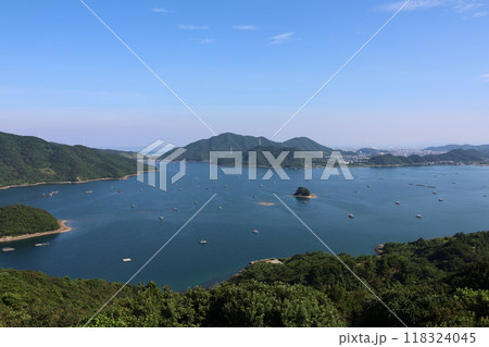 抜けるような青空の下の徳島の海 抜けるような青空の下の徳島の海 118324045