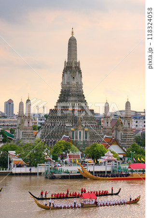 タイ・バンコクの寺院「ワット・アルン」とタイ王室御座船水上パレードのリハーサル タイ・バンコクの寺院「ワット・アルン」とタイ王室御座船水上パレードのリハーサル 118324058