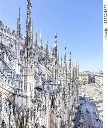 ドゥオーモ大聖堂の尖塔を見る風景 ドゥオーモ大聖堂の尖塔を見る風景 118324886