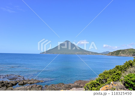 薩摩半島最南端の長崎鼻からの開聞岳 118325450