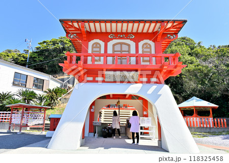 薩摩長崎鼻の乙姫様を祀った龍宮神社の拝殿 薩摩長崎鼻の乙姫様を祀った龍宮神社の拝殿 118325458