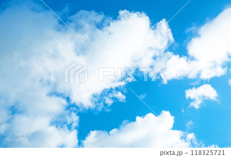 青空と白い雲 118325721