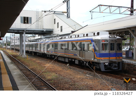 橋本駅に停車中の南海高野線6300系電車（急行：なんば⇔橋本） 118326427