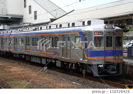 橋本駅に停車中の南海高野線6300系電車（急行：なんば⇔橋本） 118326428