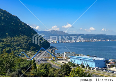 別府湾と別府市街地を背景にしたうみたまご 118326445