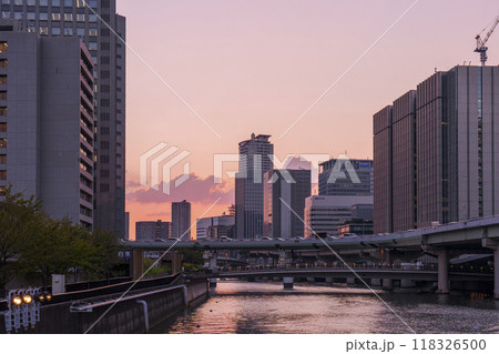 夕焼けに染まる中之島の空【大江橋から】 夕焼けに染まる中之島の空【大江橋から】 118326500
