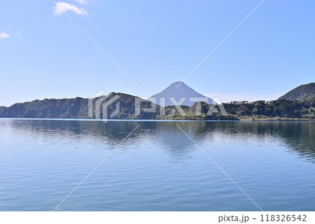 藍色に輝く池田湖と開聞岳 118326542