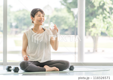 トレーニング後に水分補給するスポーツウェア姿の女性 トレーニング後に水分補給するスポーツウェア姿の女性 118326571