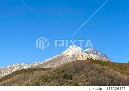 冬の湯布院 由布岳の積雪と青空 冬の湯布院 由布岳の積雪と青空 118326573
