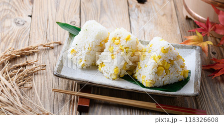 とうもろこしおにぎり 118326608