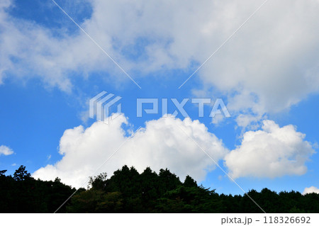 青空と白い雲 118326692