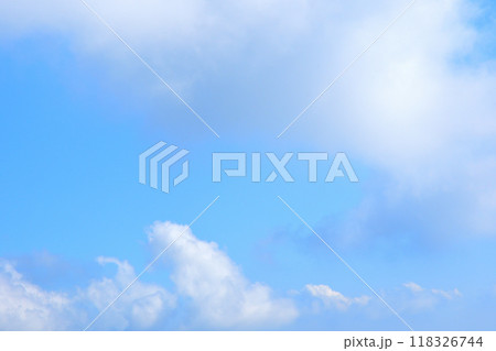 青空と白い雲 118326744